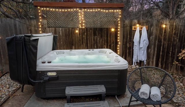 Gorgeous Modern Zen Retreat Home - 4BR with Hot Tub, Close Hiking Trails