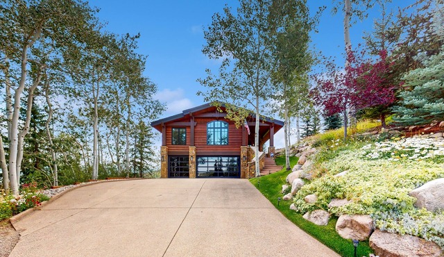 Gorgeous mountain mansion with amazing views & pool table - close to the slopes