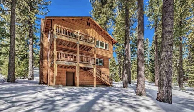 Gorgeous Mountain Retreat with Hot Tub and Pool Table
