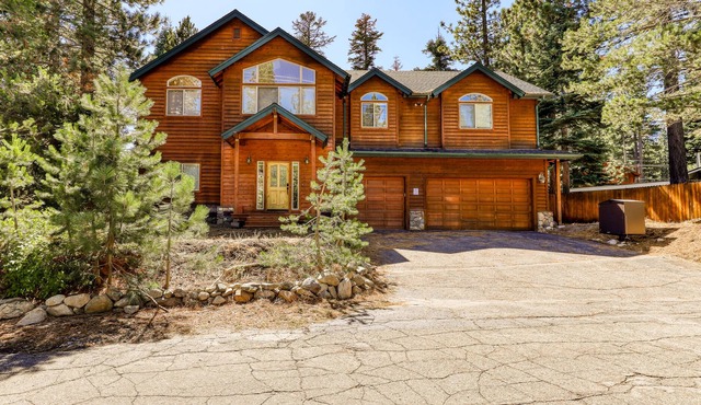 Gorgeous mountain-view house with enclosed yard & W/D - snowbirds welcome