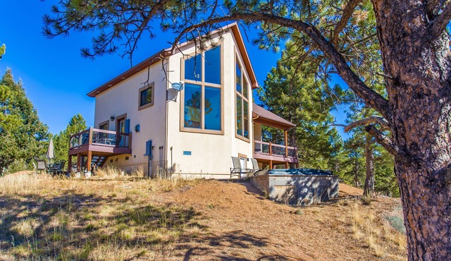 Gorgeous Mountain Cabin on 35 acres! Hot-tub & Spectacular views of Pikes Peak!