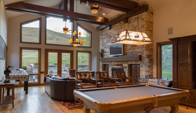 Gorgeous Mountain Escape with WIFI, Game Room, Fire Pit, and 360 Degree Views