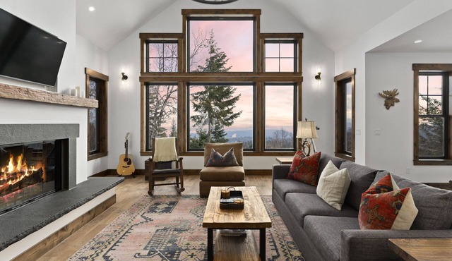 Gorgeous mountain getaway - VIEWS - HotTub - Private - Wildlife - Close to town