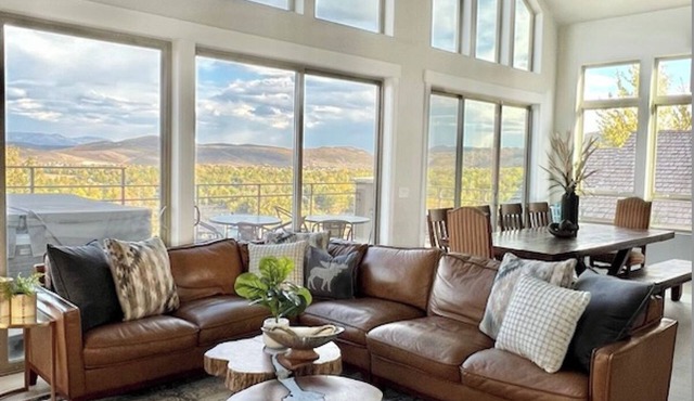 Gorgeous Mountain Home! Sleeps 28! Private, Beautiful, Spacious
