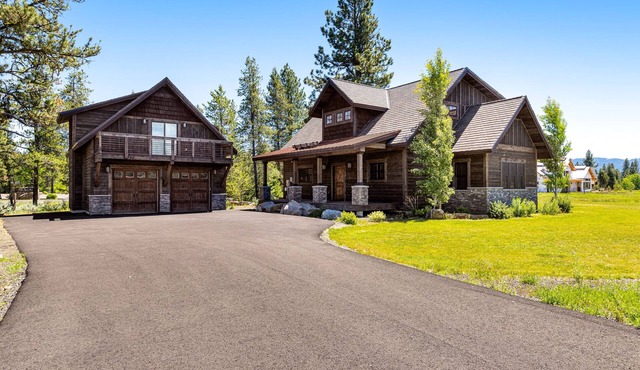 Gorgeous mountain home with waterview, fireplace, washer/dryer, WiFi, & Netflix