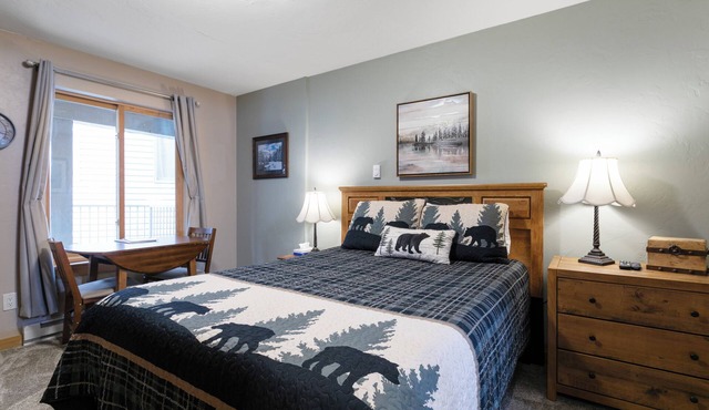 Gorgeous Mountain Studio, Complimentary Shuttle to Slopes, Pool & Hot Tub!