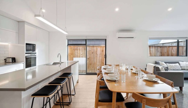 Gorgeous mountain views, fabulous family house, quiet neighbourhood!