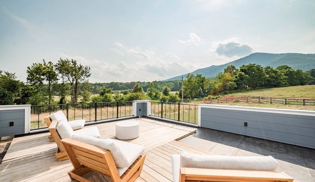 Gorgeous Mountain Views, Rooftop Deck, Chef's Kitchen
