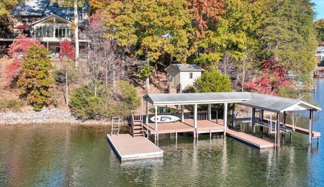 GORGEOUS Mountain View! Wifi - Pet Friendly - Hot Tub - 2 Kayaks - Canoe! Come Visit "Serenity Now"