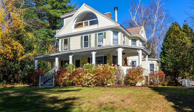 Gorgeous Mountain View in Manchester, Shopping, Dining, Spa. 5 min walk to town.