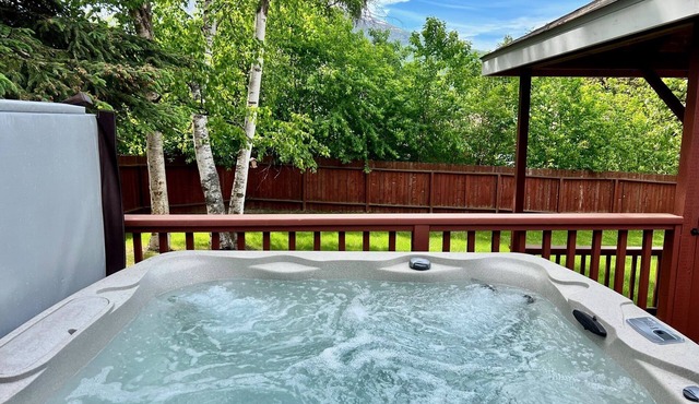 Gorgeous Mountain Views, peaceful retreat with Hot Tub, Fenced Yard & Huge Deck!