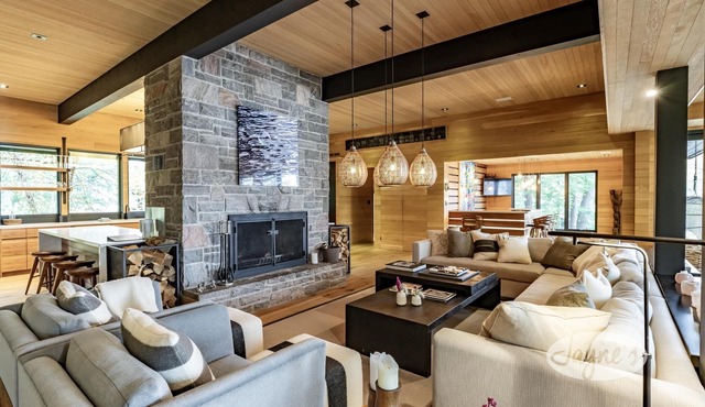 Gorgeous Muskoka masterpiece! Dockside cabana with bar!