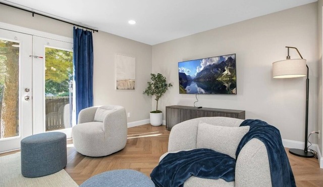 Gorgeous NEW 5-bedroom townhome with AC, WiFi in charming South Bend- walk to ND