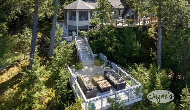 Gorgeous New Build on Rosseau with Pictuesque Views! Sunset Deck! Sleeps 12!
