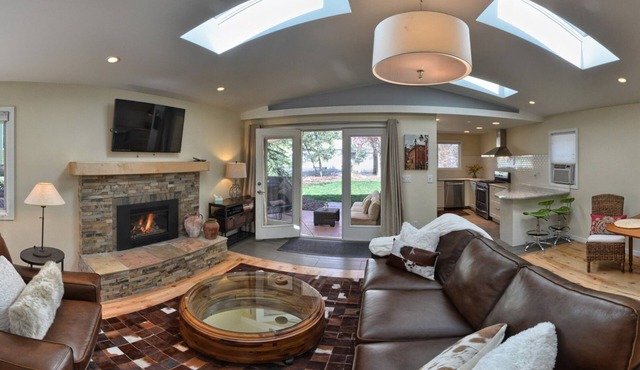 Gorgeous New Canyon Cottage steps to 5 star Broadmoor and limitless trail system