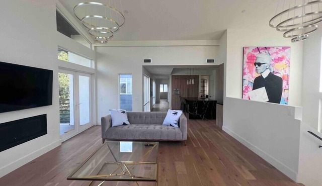 Gorgeous New "Cosmopolitan Arts House" in Prime Silverlake with Pool and Views!