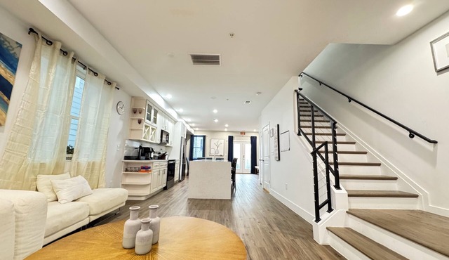 Gorgeous NEW Entire House 4-Bedrooms with Parking
