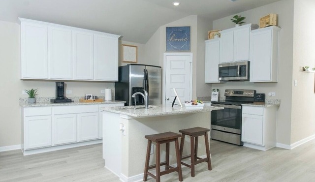 Gorgeous new home! Near SeaWorld, Six Flags, Riverwalk & LAFB!