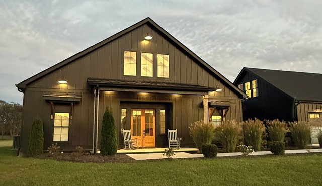 Gorgeous New Modern Farmhouse 3-bedroom in Eagleville w/AC, Jacuzzi & on Land