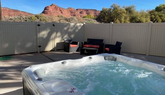 Gorgeous New Townhome with Hot Tub