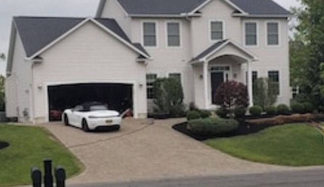 Gorgeous newer 2 story house in friendly neighborhood w salt water hot tub