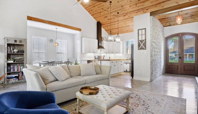 Gorgeous newer 3/2 home w/Louisiana style & charm