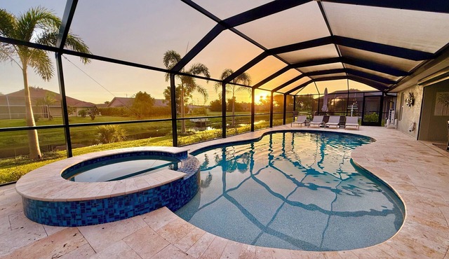 Gorgeous Newer 4bd/2ba Canal Home, Large Heated Pool/Hot Tub, Game Room, Pets Ok