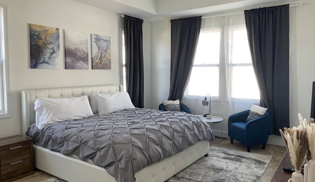 Gorgeous NEWLY-BUILT Home 15 mins from Water Park
