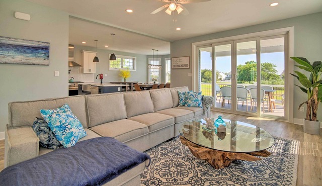 Gorgeous Newly Built Home: Golf Course View!