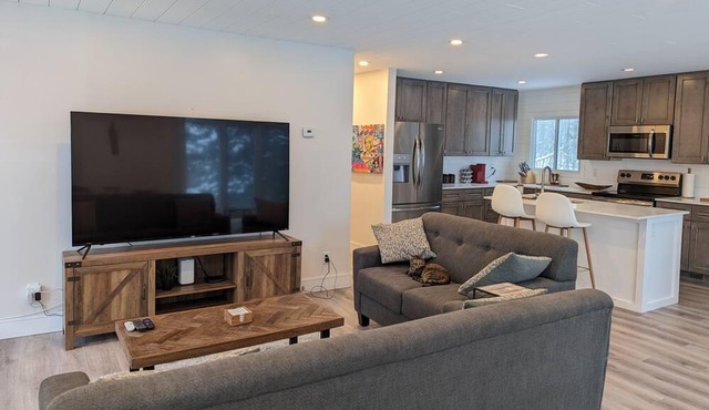 Gorgeous Newly Renovated Lake View Cottage in Victoria Harbour