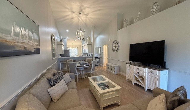 Gorgeous Newly Furnished Condo in Gated Golf Course of Stoneybrook