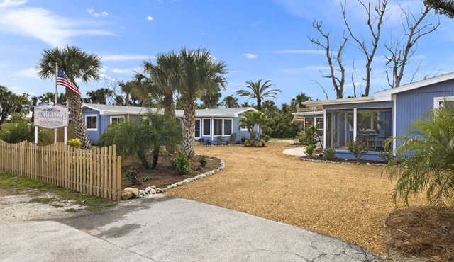 Gorgeous Newly Renovated Coastal Cottage "Egret" Minutes to the beach and free bikes! JULY SAVINGS!