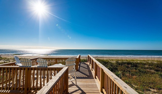 Gorgeous Ocean Front Beach Cottage!