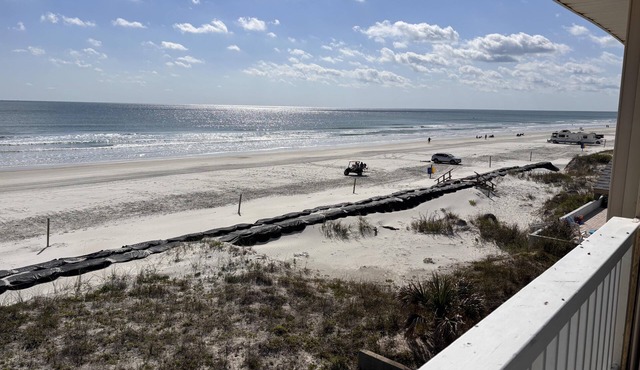 Gorgeous Ocean Front Beach Home. Easy stroll to Restaurants and Night Life.