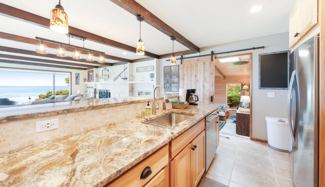 Gorgeous oceanfront retreat w/ marvelous ocean views & beach access