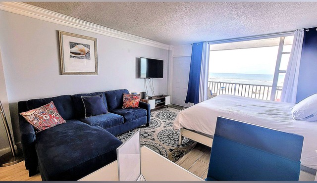 GORGEOUS OCEANVIEW with balcony and pool!