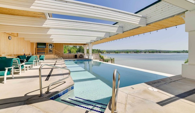 Gorgeous Onekama Condo w/Pool & Lake Access!