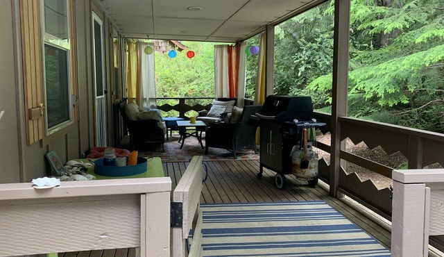 Gorgeous open concept. King, queen and bunks. Kayaks, games, videos. Family fun!