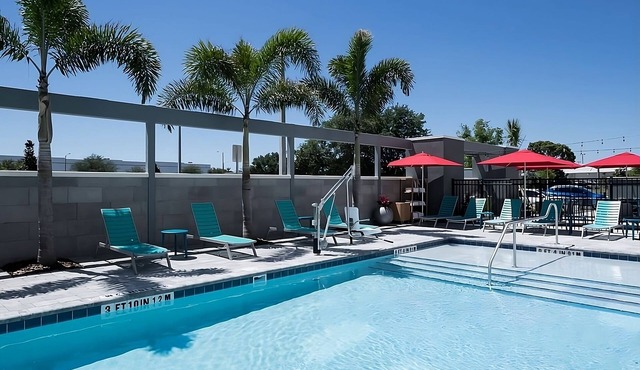 GORGEOUS PET FRIENDLY SUITE! FREE BREAKFAST & POOL