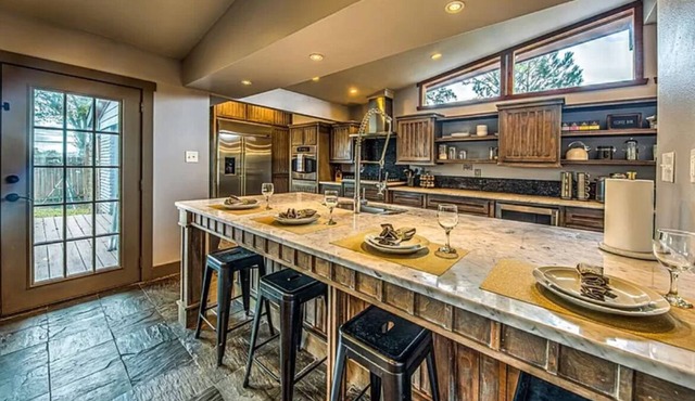 GORGEOUS POOL HOME IN THE HEART OF HOUSTON’S TOP TOURIST SPOTS! BEST LOCATION!!