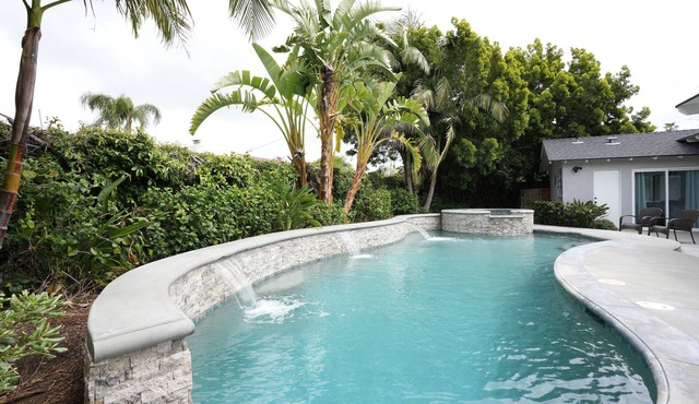 Gorgeous Pool/Jac Home: 2 Ensuites & Game Room