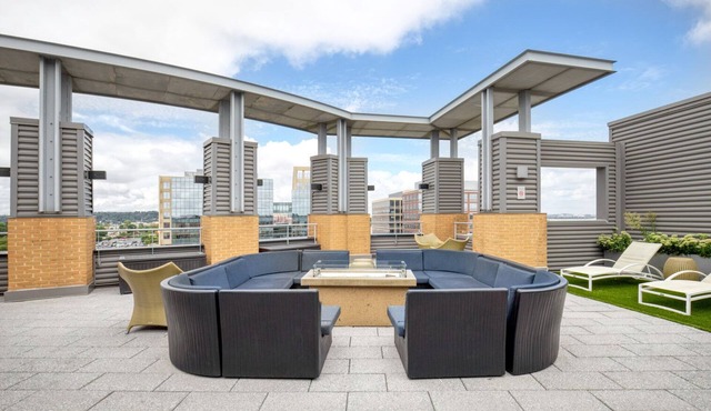 Gorgeous Potomac Yard 2BR w/ W/D & Concierge, nr Airport, by Blueground