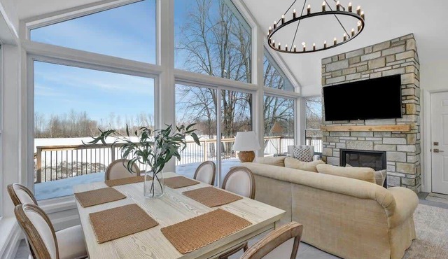 Gorgeous private retreat with hot tub