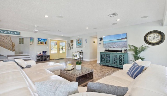 Gorgeous Private Canal Home w/Heated Pool, Hot Tub & Modern Kitchen - Walk to Restaurants!
