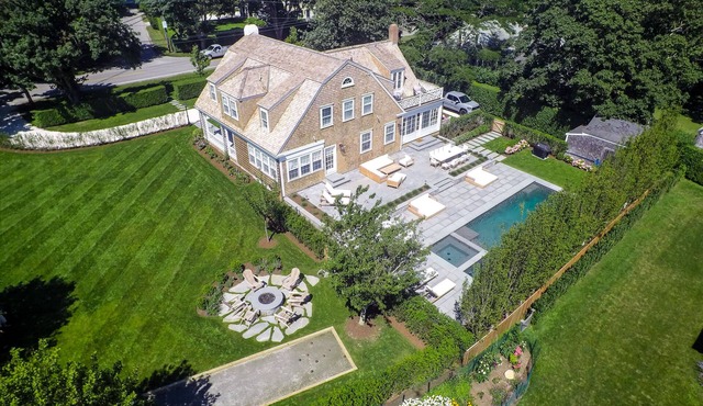 Gorgeous private estate w/pool, spa, poolhouse & gym in Sconset!