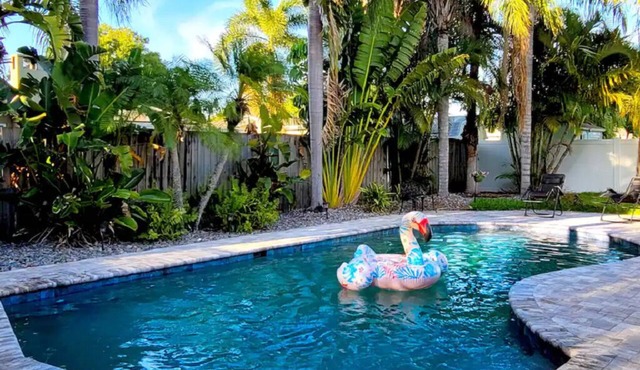 Gorgeous private heated pool house, short drive to the beach!