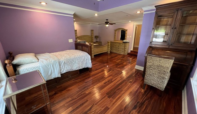 Gorgeous Private Home Near Amusement Park and Shopping!