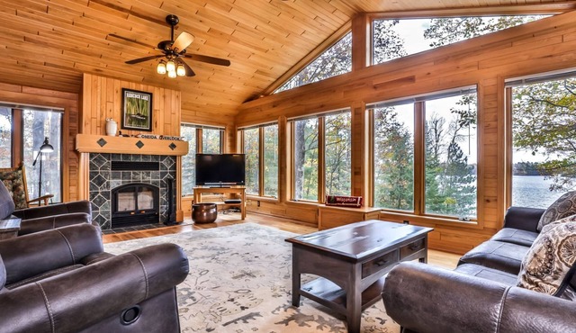 Gorgeous Private Home with magnificent lake views! Great Firepit to watch the Su
