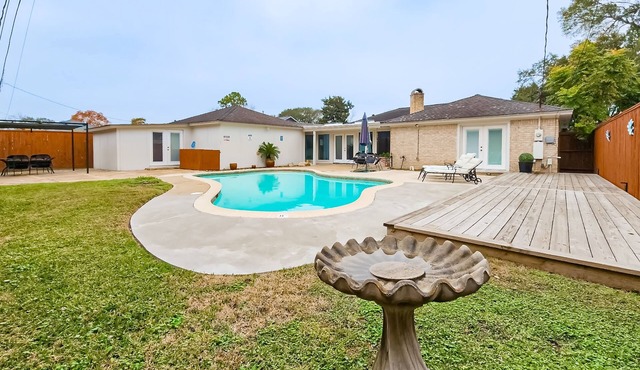 Gorgeous private home with private pool and close to everything