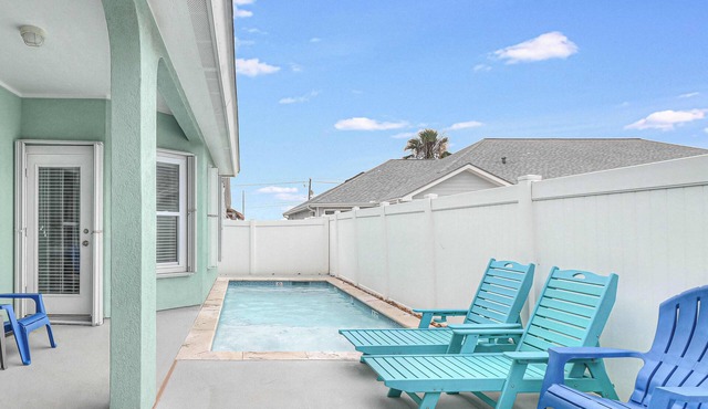 Gorgeous private pool with a bubbling fountain. Pet friendly!